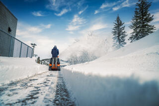 Snøfreser i arbeid på avstand